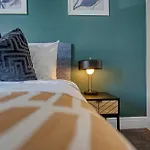 Stunning Design 3-Bedroom Townhouse Retreat In Southsea, Sleeps 8, Chic And Spacious - By Blue Puffin Stays