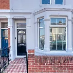 Stunning Design 3-Bedroom Townhouse Retreat In Southsea, Sleeps 8, Chic And Spacious - By Blue Puffin Stays