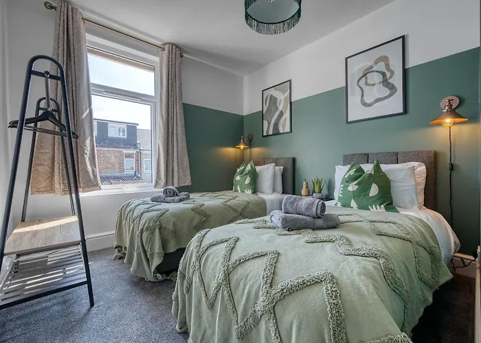Stunning Design 3-Bedroom Townhouse Retreat In Southsea, Sleeps 8, Chic And Spacious - By Blue Puffin Stays