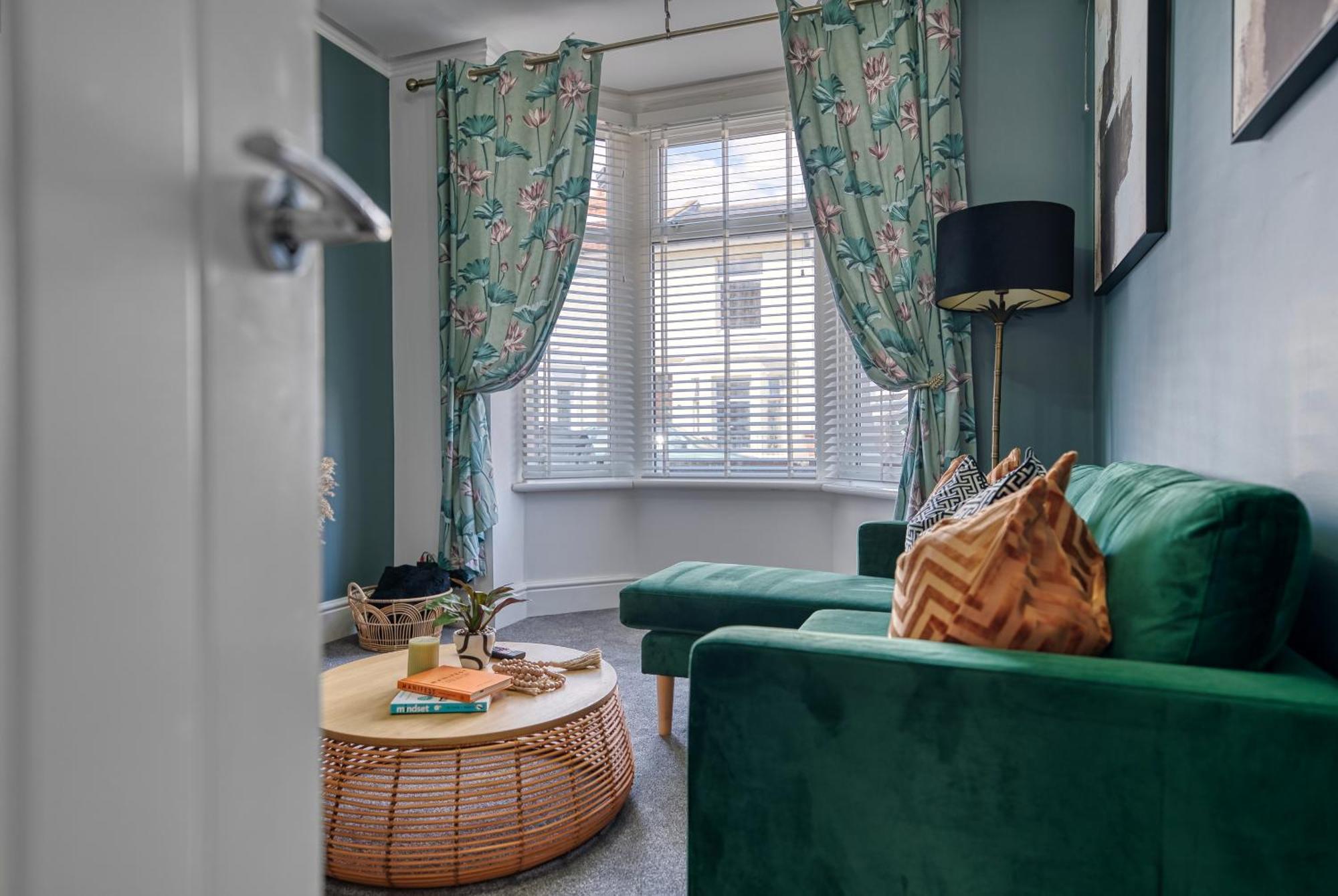 Holiday home Stunning Design 3-Bedroom Townhouse Retreat In Southsea, Sleeps 8, Chic And Spacious - By Blue Puffin Stays