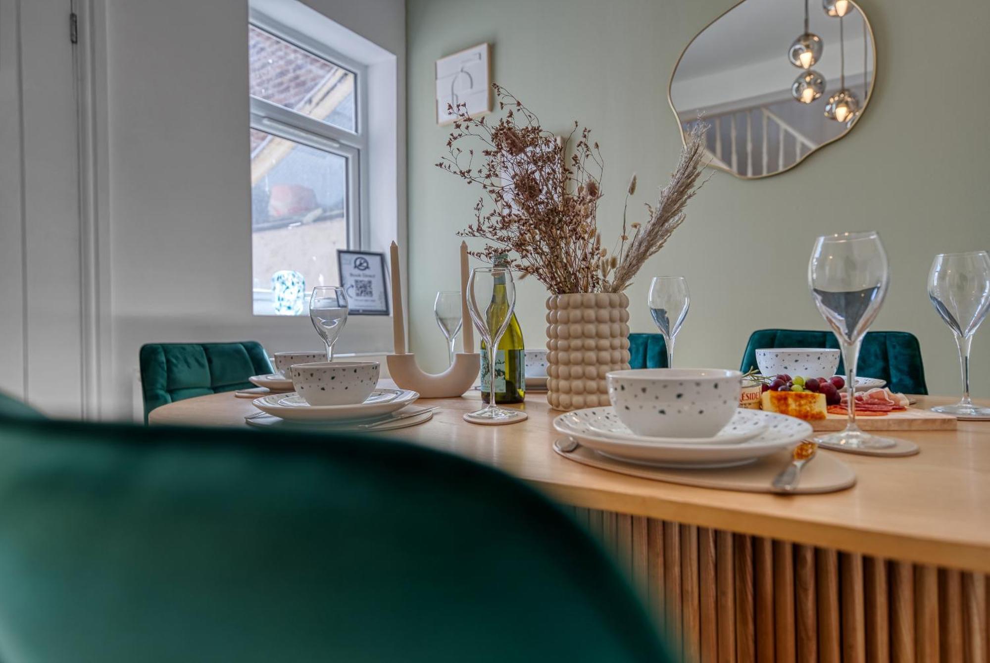 Stunning Design 3-Bedroom Townhouse Retreat In Southsea, Sleeps 8, Chic And Spacious - By Blue Puffin Stays Portsmouth