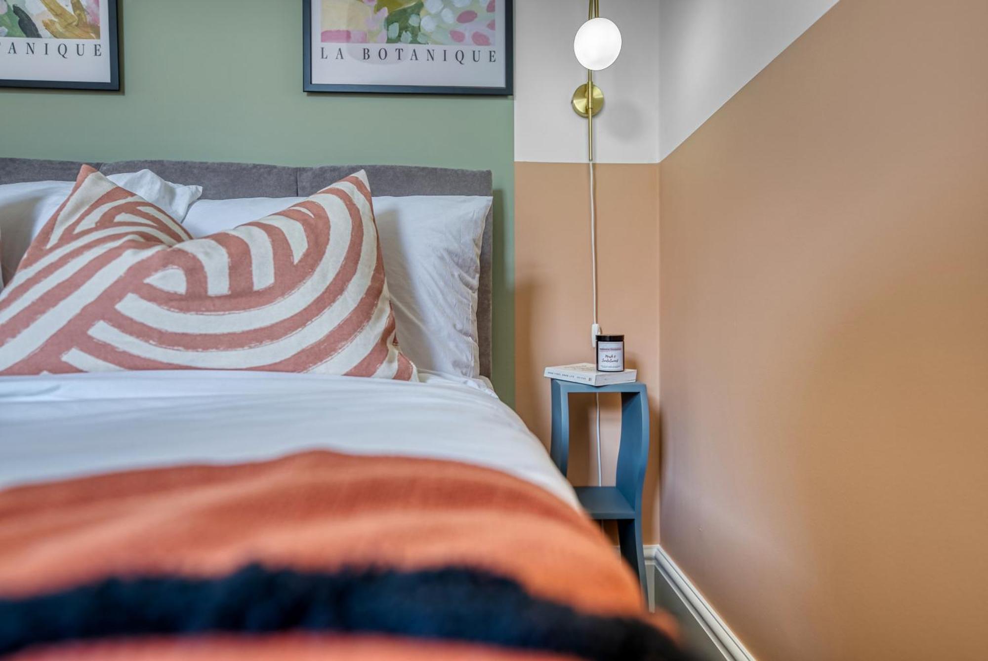 Stunning Design 3-Bedroom Townhouse Retreat In Southsea, Sleeps 8, Chic And Spacious - By Blue Puffin Stays