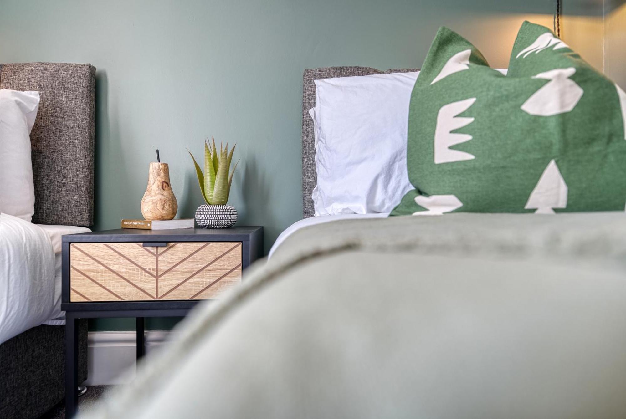 Stunning Design 3-Bedroom Townhouse Retreat In Southsea, Sleeps 8, Chic And Spacious - By Blue Puffin Stays Holiday home